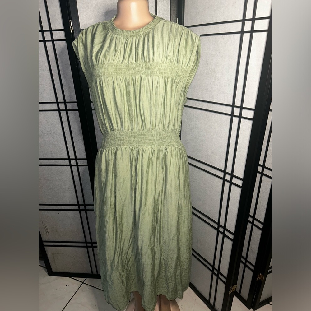 Women’s H&M Dress in the color Kahki Green in a size Large. Cute dress